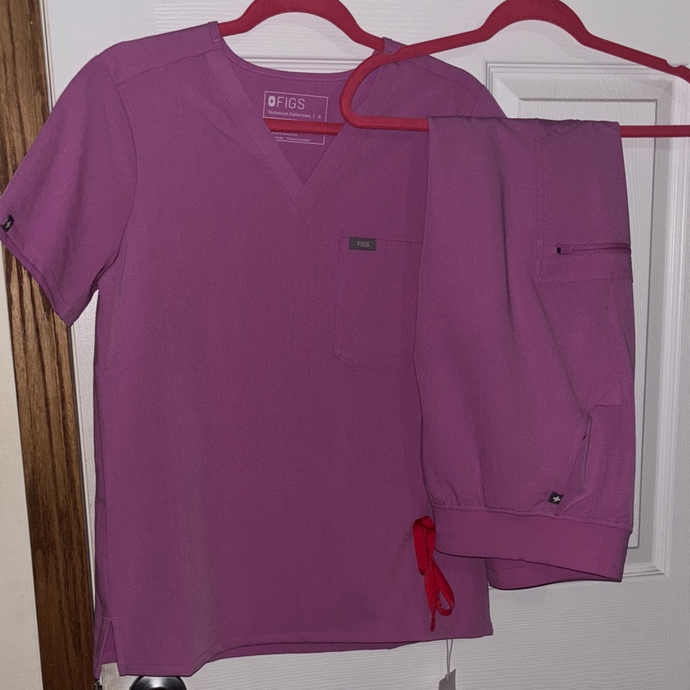 Figs scrub set in pink cloud
